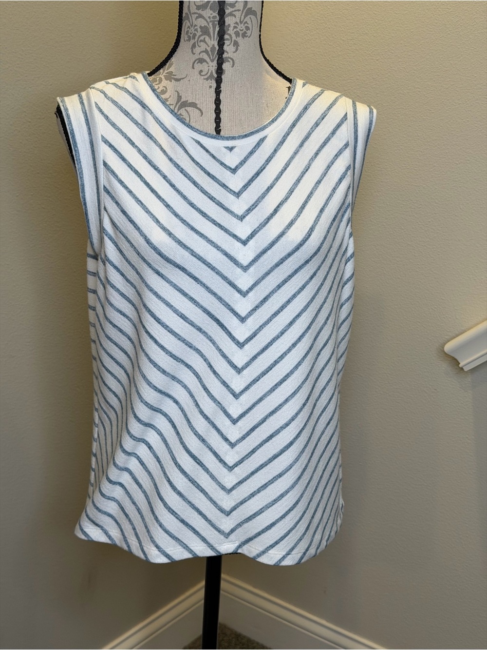 Liverpool Sz.M Sleeveless Tank Chevron Stripe Top -White & Light Blue, Chambray